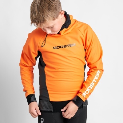 Camisola desportiva laranja e preta com marca ROOSTER, vista em menino