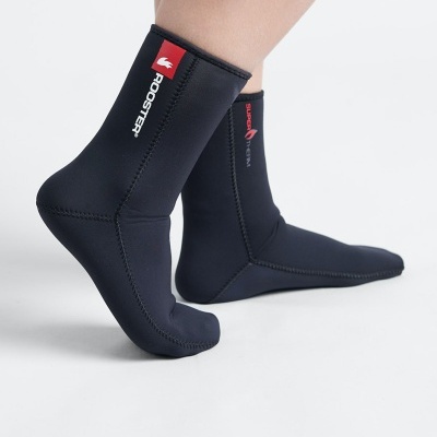 Par de meias pretas de neoprene com etiquetas vermelhas e texto branco