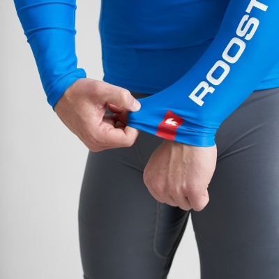 Pessoa a usar roupa desportiva azul e cinzenta com texto ROOSTER