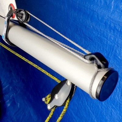 Tubo metálico com cordas e polias sobre fundo azul