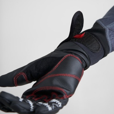 Luva preta com costura vermelha e fecho de velcro