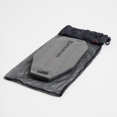 Produto cinzento com bolsa preta de rede