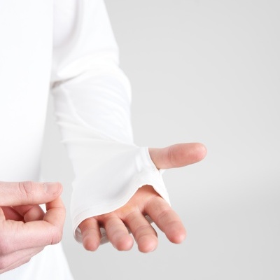 Manga branca com abertura para o polegar e texto ROSTER