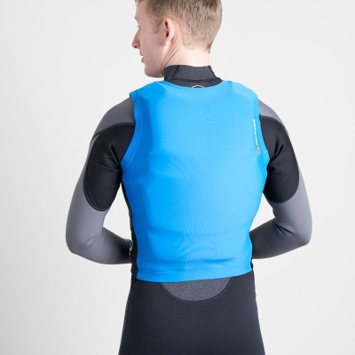 Pessoa de costas com colete azul sobre roupa de neopreno cinzenta e preta.