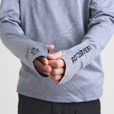 Camisola desportiva cinzenta com texto ROOSTER e símbolo de reciclagem nos punhos