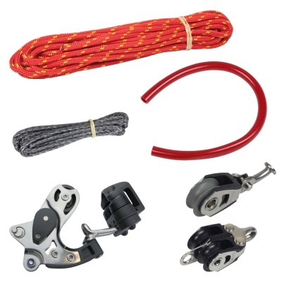 Equipamentos náuticos com cordas e polias em fundo branco