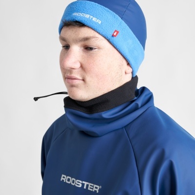 Rapaz com gorro azul e casaco azul escuro com logótipo ROOSTER