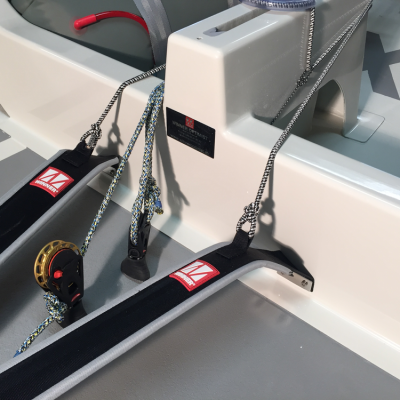 Correias e cabos em parte de um barco com etiquetas AZ RIGGING