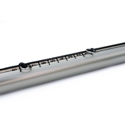 tubo metálico com escala numérica e corda preta