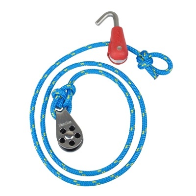 Cordão azul com gancho vermelho e roldana preta sobre fundo branco