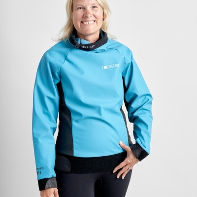 mulher a usar casaco impermeável azul Rooster, fundo claro