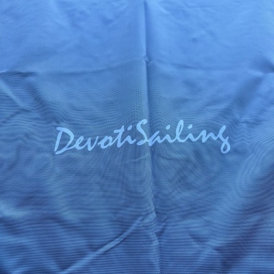 Pano azul com texto branco Devoti Sailing