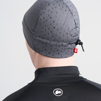 Gorro cinzento com padrão geométrico e fecho ajustável visto da parte de trás