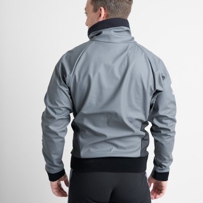 Casaco desportivo cinzento e preto visto de costas