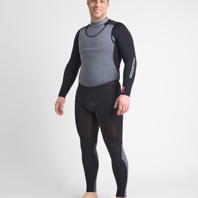 Homem com fato de mergulho neoprene preto e cinzento com texto ROOSTER