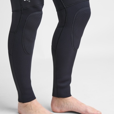 Leggings pretas com reforços e a palavra POWER na perna