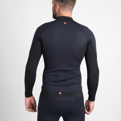 Homem de costas a usar roupa desportiva preta justa com mangas compridas e logótipos vermelhos quadrados.