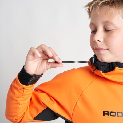 Criança a usar casaco desportivo laranja e preto com capuz e cordão