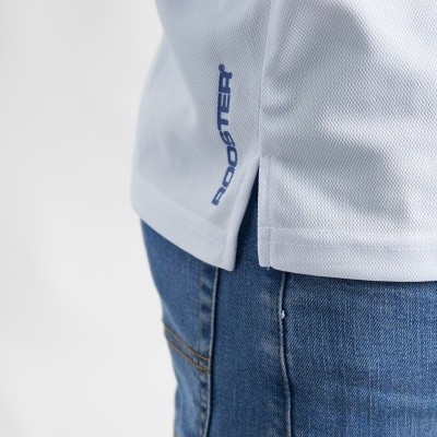 Detalhe da parte inferior de uma t-shirt branca com logótipo 'BOOSTER' azul e calças de ganga azuis