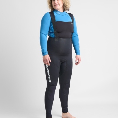 Mulher vestindo calças pretas de neoprene com alças e rash guard azul de manga comprida