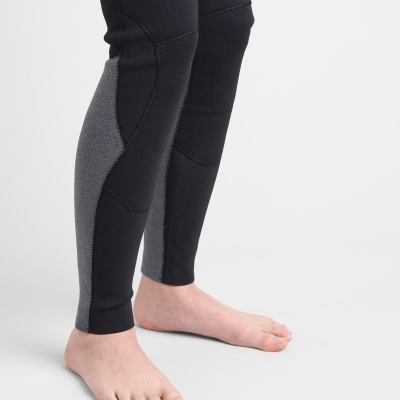 Perneiras desportivas pretas e cinzentas com texto 'DRYER'