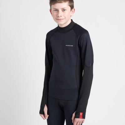 Camisola técnica preta de manga comprida com logo ROOSTER vestida por rapaz