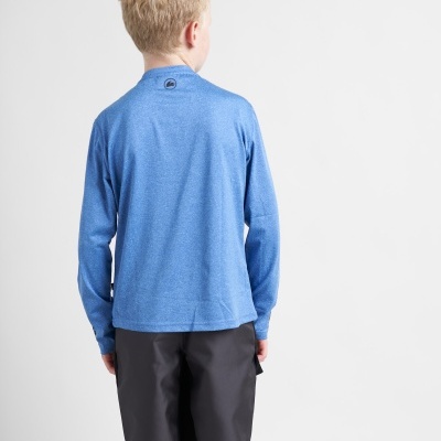 Criança de costas com camisola azul de mangas compridas e calções pretos