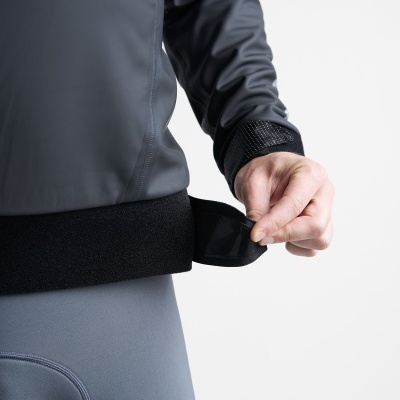 Casaco cinzento escuro com ajuste em velcro preto e calças cinza claro