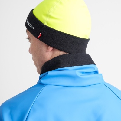 Gorro amarelo e preto com texto SCOOTER, pessoa vista de costas com casaco azul
