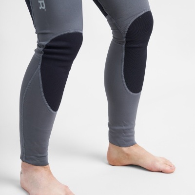 Calças desportivas cinzentas com painéis pretos nos joelhos e inscrição cinzenta