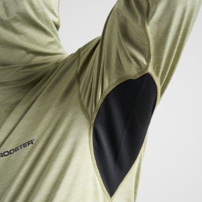 Peça de vestuário verde claro com recorte preto na axila e texto ROOSTER