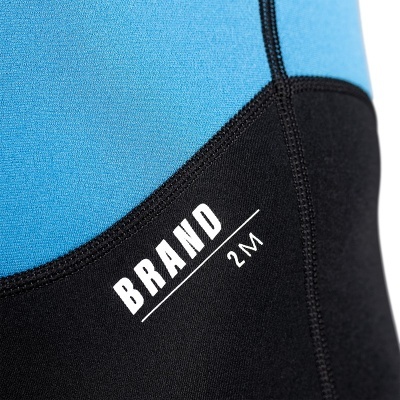 Fato de mergulho azul e preto com texto 'BRAND' e '2M'