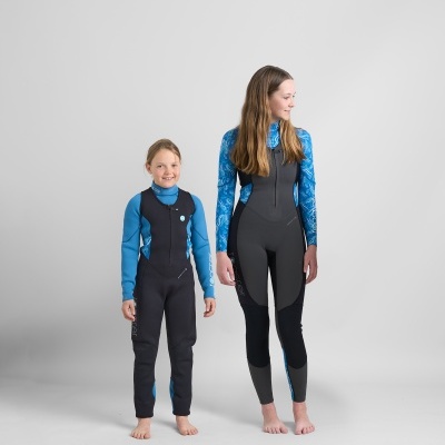 Duas mulheres com fatos de mergulho pretos e azuis, em fundo cinza claro.