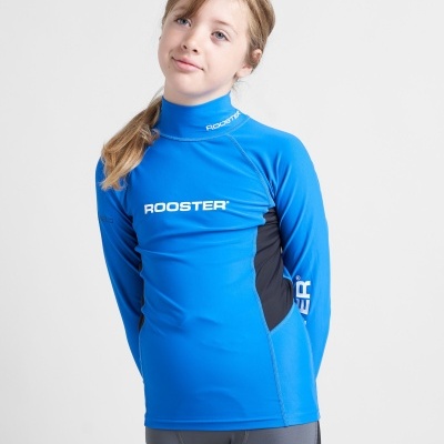 Camisola desportiva azul com texto ROOSTER, usada por criança