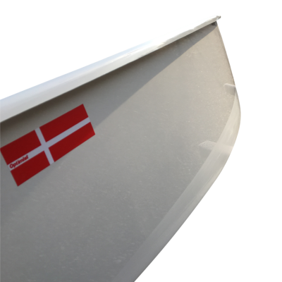 Proa branca de barco com autocolante de bandeira da Dinamarca