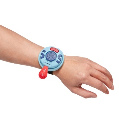 Relógio azul claro SOS com botão vermelho no pulso