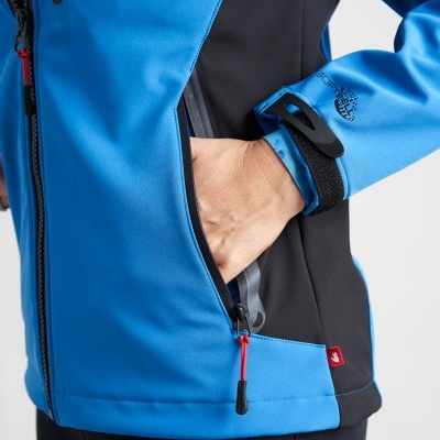 Casaco desportivo azul com fecho vermelho e punho ajustável