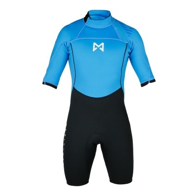 Roupa de neoprene azul e preta para desportos aquáticos com logo branco