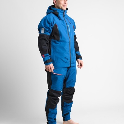 Homem com fato técnico azul e preto com capuz e fecho zip