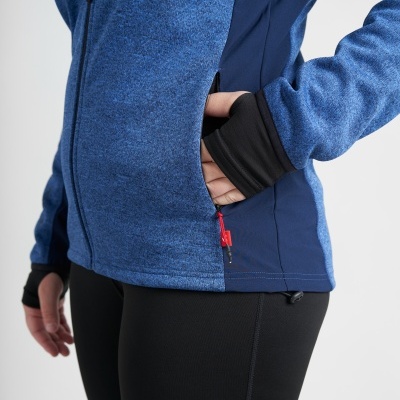 Casaco desportivo azul com fecho e bolso lateral, luvas sem dedos e calças pretas justas.