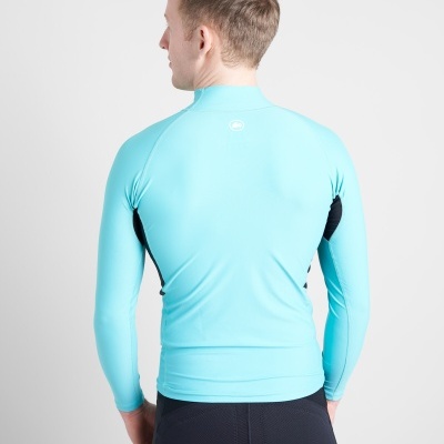 Homem de costas com camisa desportiva azul clara e calças pretas