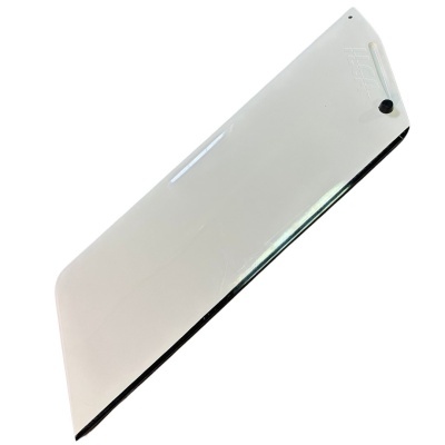 Painel lateral de veículo branco com borracha preta e placa metálica