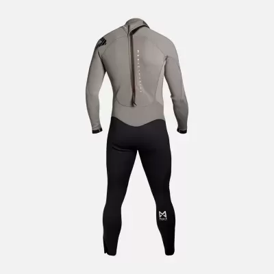 Fato de mergulho cinza e preto visto de costas