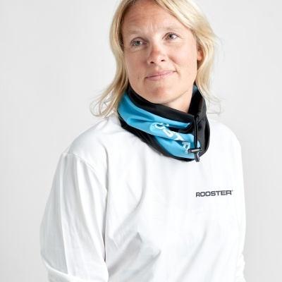 Mulher loira com camisola branca e cachecol azul e preto