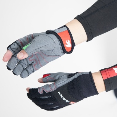 Par de luvas desportivas cinzento, preto e vermelho com logótipo e texto ROOSTER