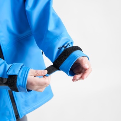 Casaco azul claro com fecho de velcro preto nas mangas e etiqueta ROMIX GORE-TEX