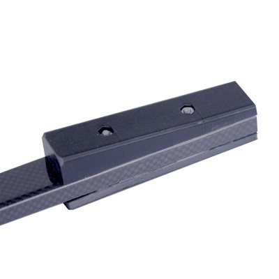 Componente preto de carbono com porcas hexagonais