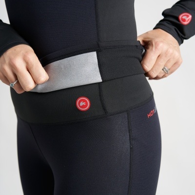 Roupa desportiva preta com detalhes em vermelho e refletor cinzento