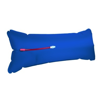 Almofada inflável azul com mangueira vermelha