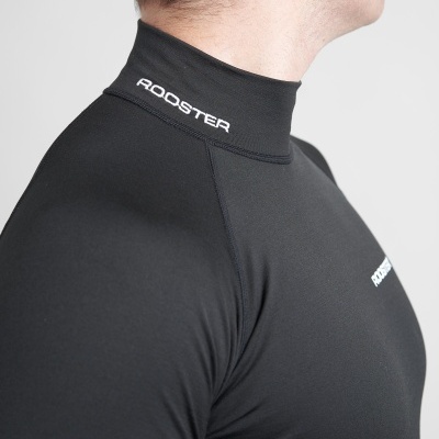 Camisola desportiva preta justa com gola alta e etiquetas ROOSTER